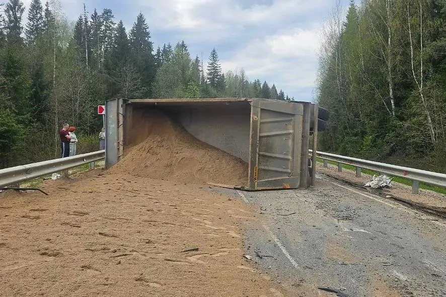 ДТП с участием самосвала в Тверской области. Фото © VK / Управление Госавтоинспекции Тверской области