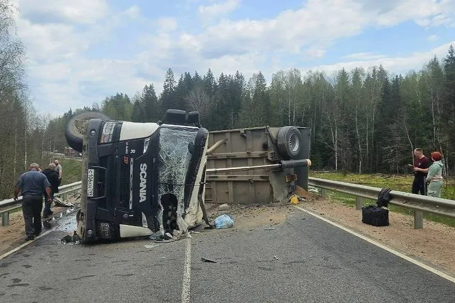 В Тверской области самосвал перевернулся на легковую машину. Фото © VK / Управление Госавтоинспекции Тверской области