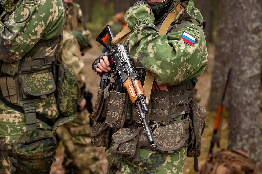 Правительство продолжит обеспечивать бойцов СВО снаряжением и льготами. Обложка © Shutterstock / FOTODOM