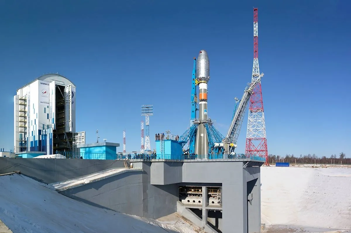 Мобильная башня обслуживания (слева) и стартовый стол, на котором установлена ракета-носитель "Союз 2.1А". Фото © Wikipedia / Владислав Ларкин