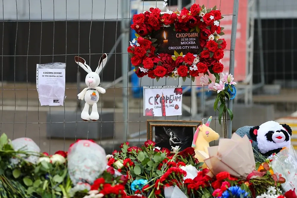 Цветы, свечи и мягкие игрушки в память о жертвах теракта в подмосковном Crocus City Hall. Обложка © АГН "Москва" / Сергей Ведяшкин