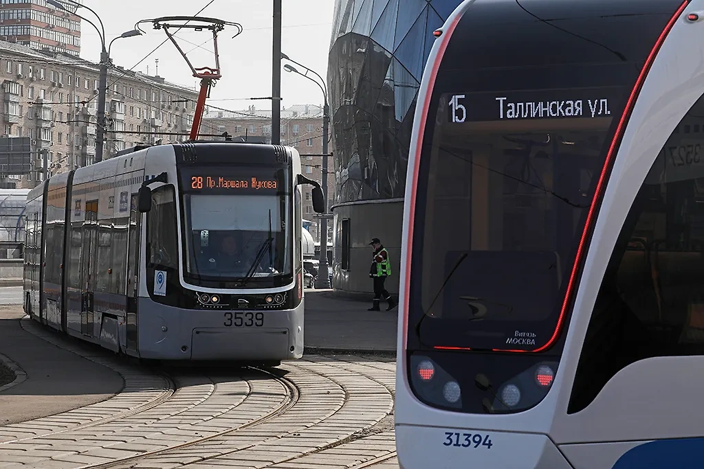 Облик московских трамваев сильно изменился за последние десятилетия, а вот дата праздника осталась прежней — 6 апреля. Фото © ТАСС / Александр Щербак