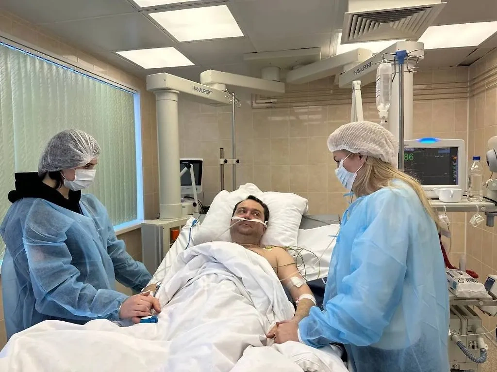 Жена и дочь губернатора Чибиса навестили его в больнице. Фото © Telegram / Губернатор Чибис