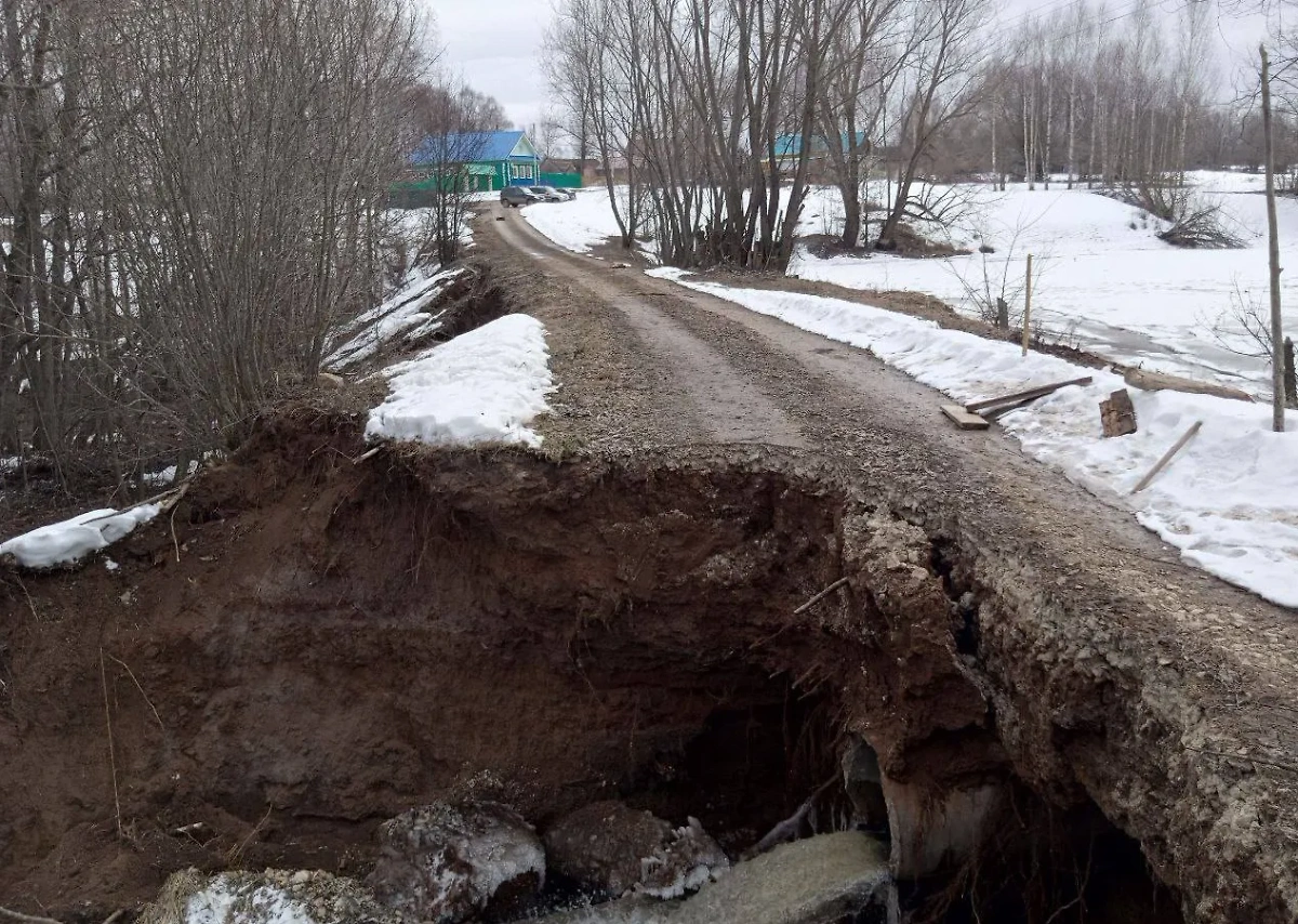 В деревне Пекейсола разрушилась дамба местного пруда. Обложка © Telegram / Прокуратура Республики Марий Эл