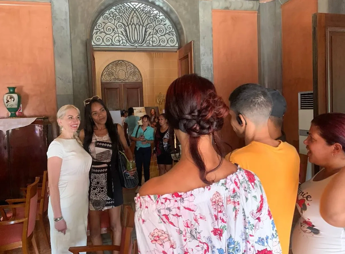 На Кубе открылась выставка о достижениях РФ и о жёнах участников СВО. Фото © Telegram / Анисимов онлайн