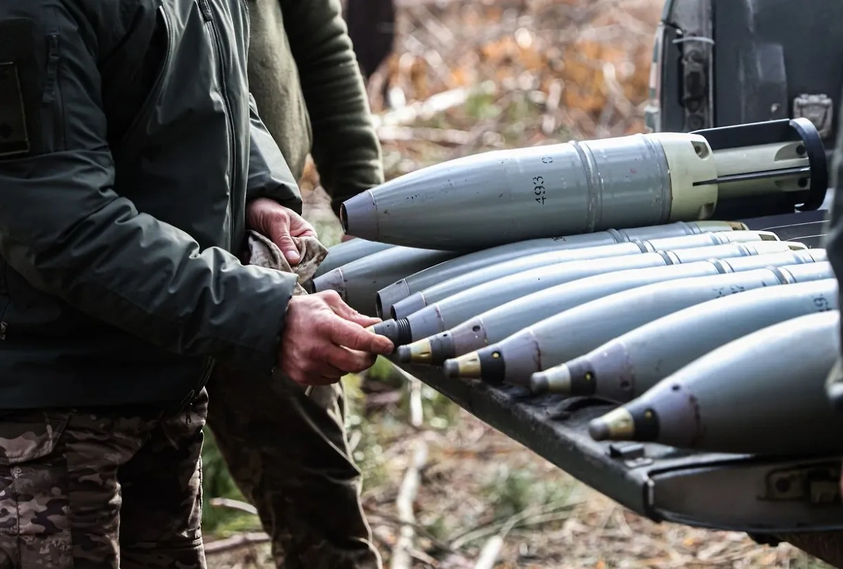 ВСУ ищут снаряды по болотам из-за дефицита оружия. Обложка © Telegram / Zelenskiy / Official