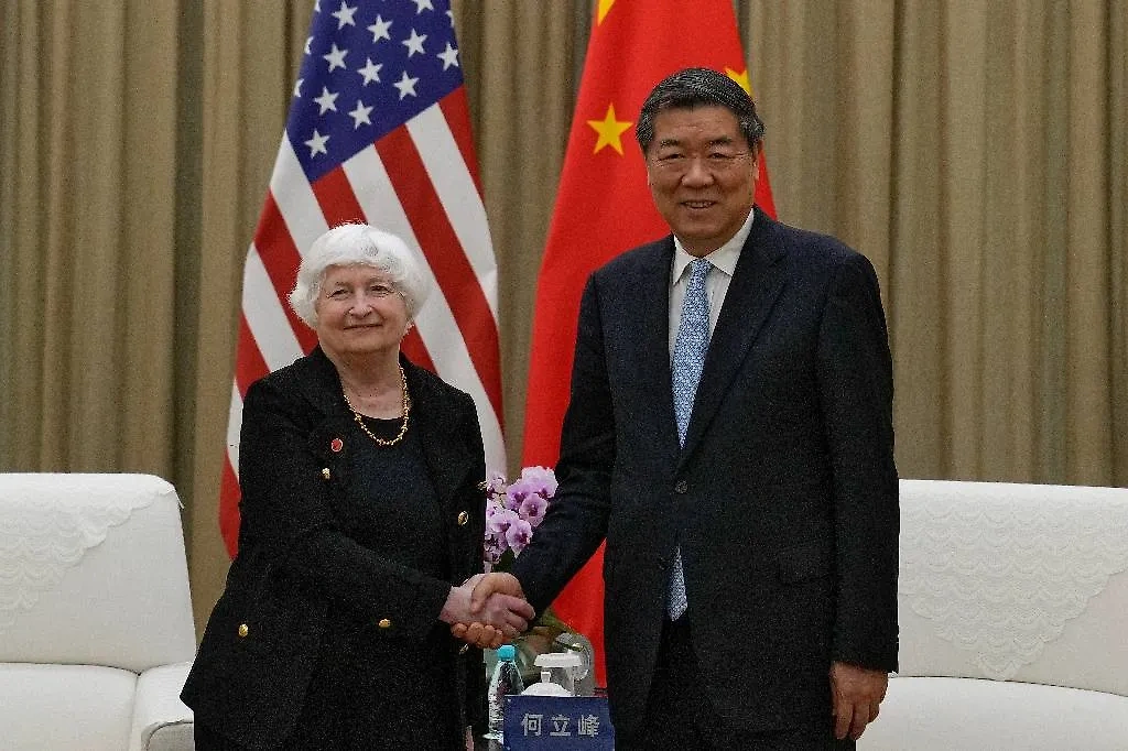Вице-премьер Госсовета КНР Хэ Лифэн и глава Минфина США Джанет Йеллен. Обложка © AP/TASS