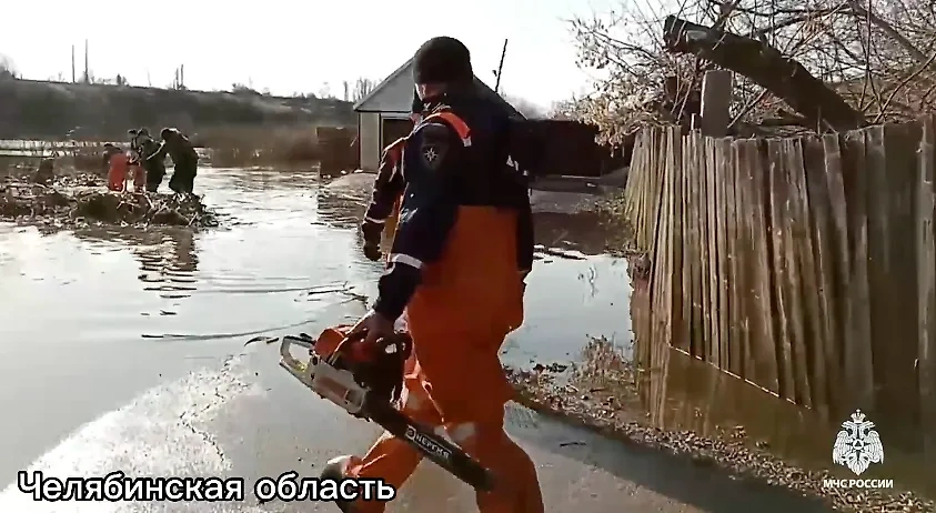 Последствия паводка в селе Варна Челябинской области. Фото © Telegram / МЧС России