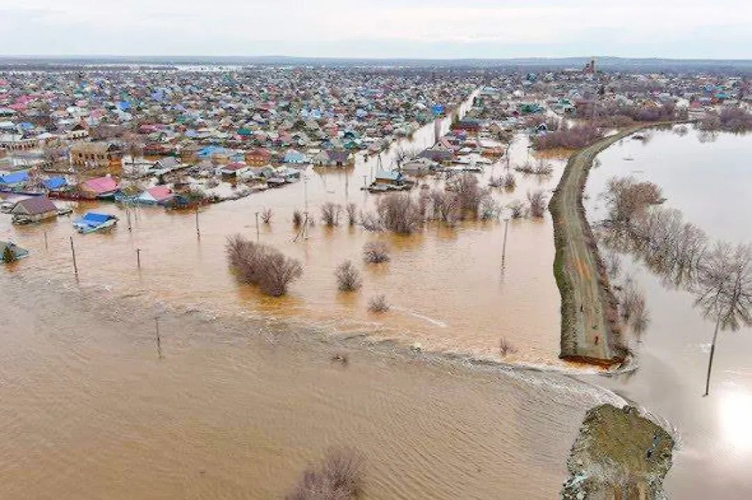 Фото с места затопления в Оренбургской области. Обложка © Telegram / Подслушано Оренбург