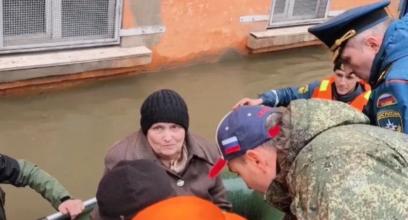 Пожилая женщина, которую спасли в Орске от паводка. Обложка © Telegram / МЧС России