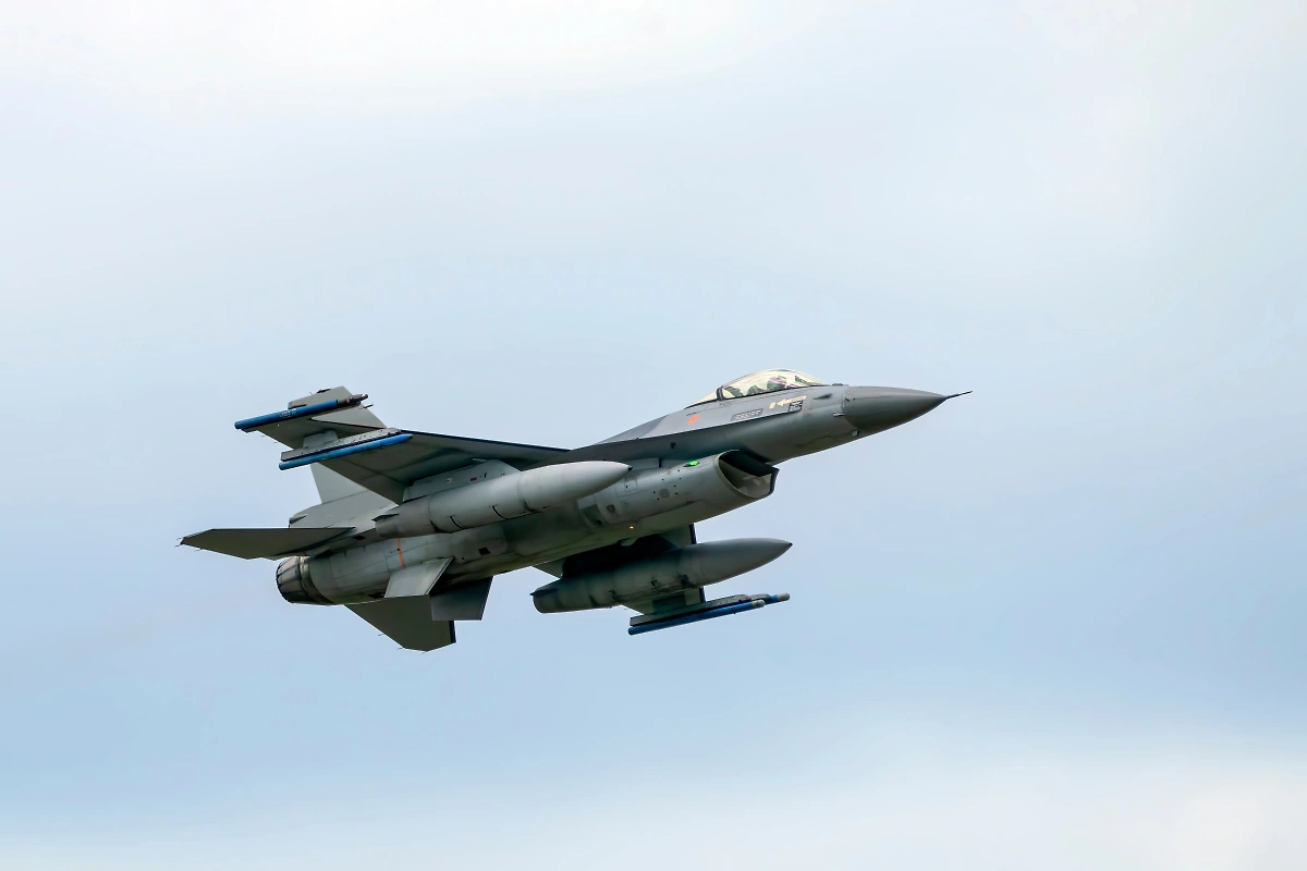 Истребитель F-16. Обложка © Shutterstock / FOTODOM / Albert Beukhof