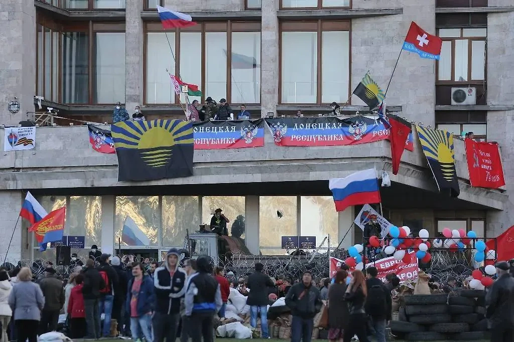 Участники протестных акций у здания Донецкой областной администрации, 8 апреля 2014 года. Обложка © ТАСС / Михаил Почуев