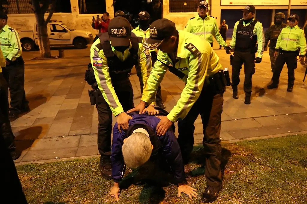 Арест бывшего вице-премьера Эквадора Хорхе Гласа у Посольства Мексики. Обложка © ТАСС / EPA / JOSE JACOME