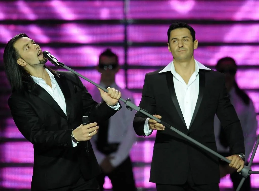 Певцы Стас Костюшкин (справа) и Денис Клявер (слева), 2011 год. Обложка © ИТАР-ТАСС / Артём Коротаев
