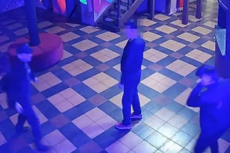 Скриншот записи с камеры видеонаблюдения в боулинг-клубе, где посетитель убил охранника. Обложка © Сайт СУ СК России по Республике Бурятия