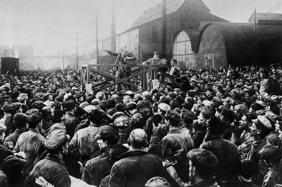 Выступление В.И. Ленина на митинге рабочих Путиловского завода в мае 1917 года. Фото © Репродукция ТАСС