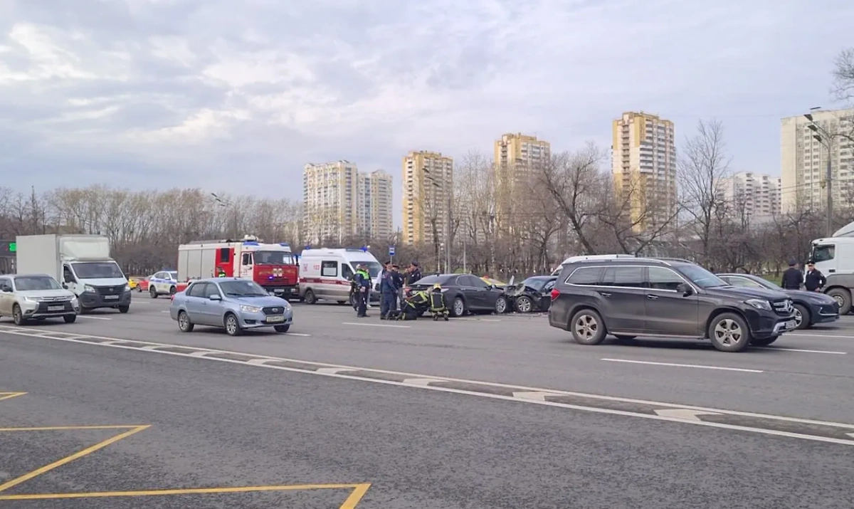 ДТП на Кутузовском проспекте, где столкнулись несколько авто. Обложка © Life.ru