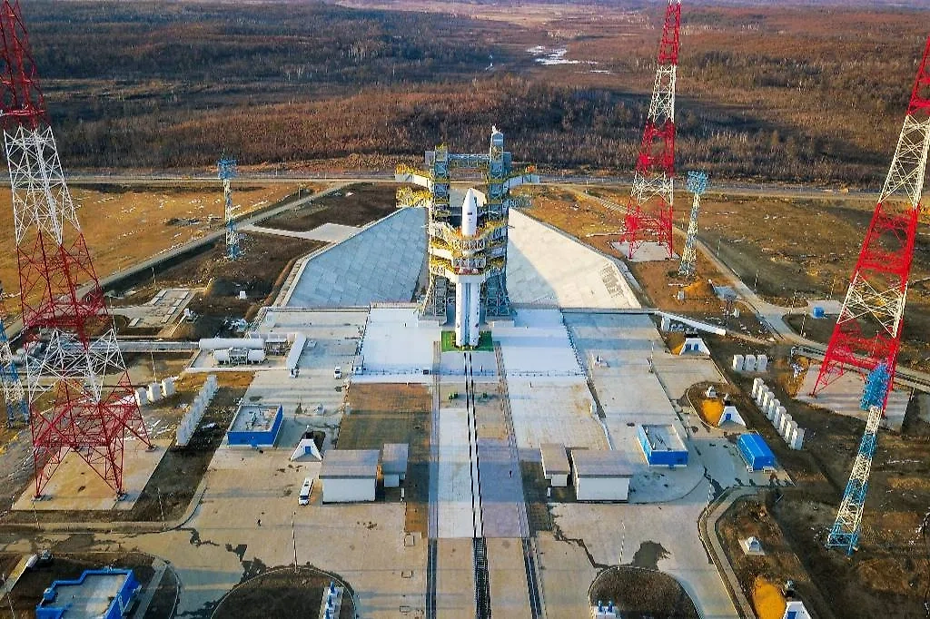 Ракета "Ангара-А5" на стартовом комплексе космодрома Восточный. Обложка © ТАСС / "Роскосмос медиа"