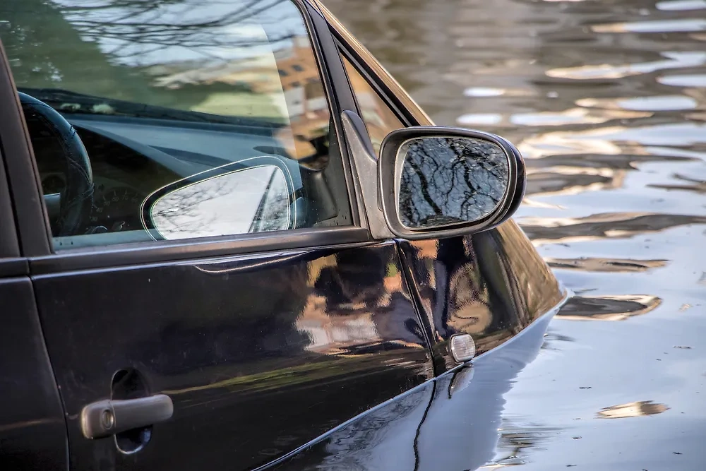 Подтвердить страховой случай при затоплении авто достаточно сложно. Обложка © Shutterstock / FOTODOM