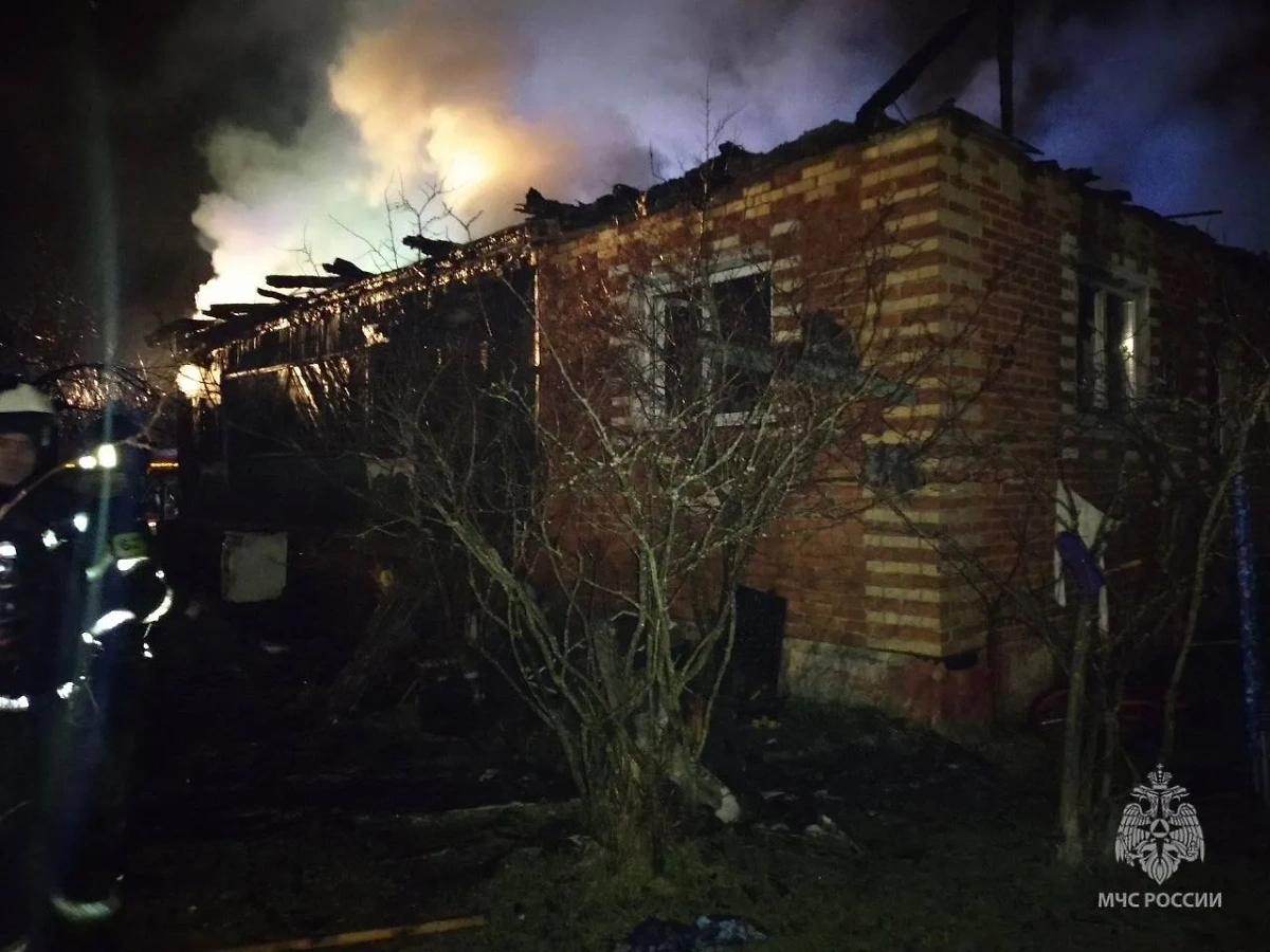 Пять человек погибли при пожаре в частном доме в Воскресенске. Фото © Telegram / МЧС России