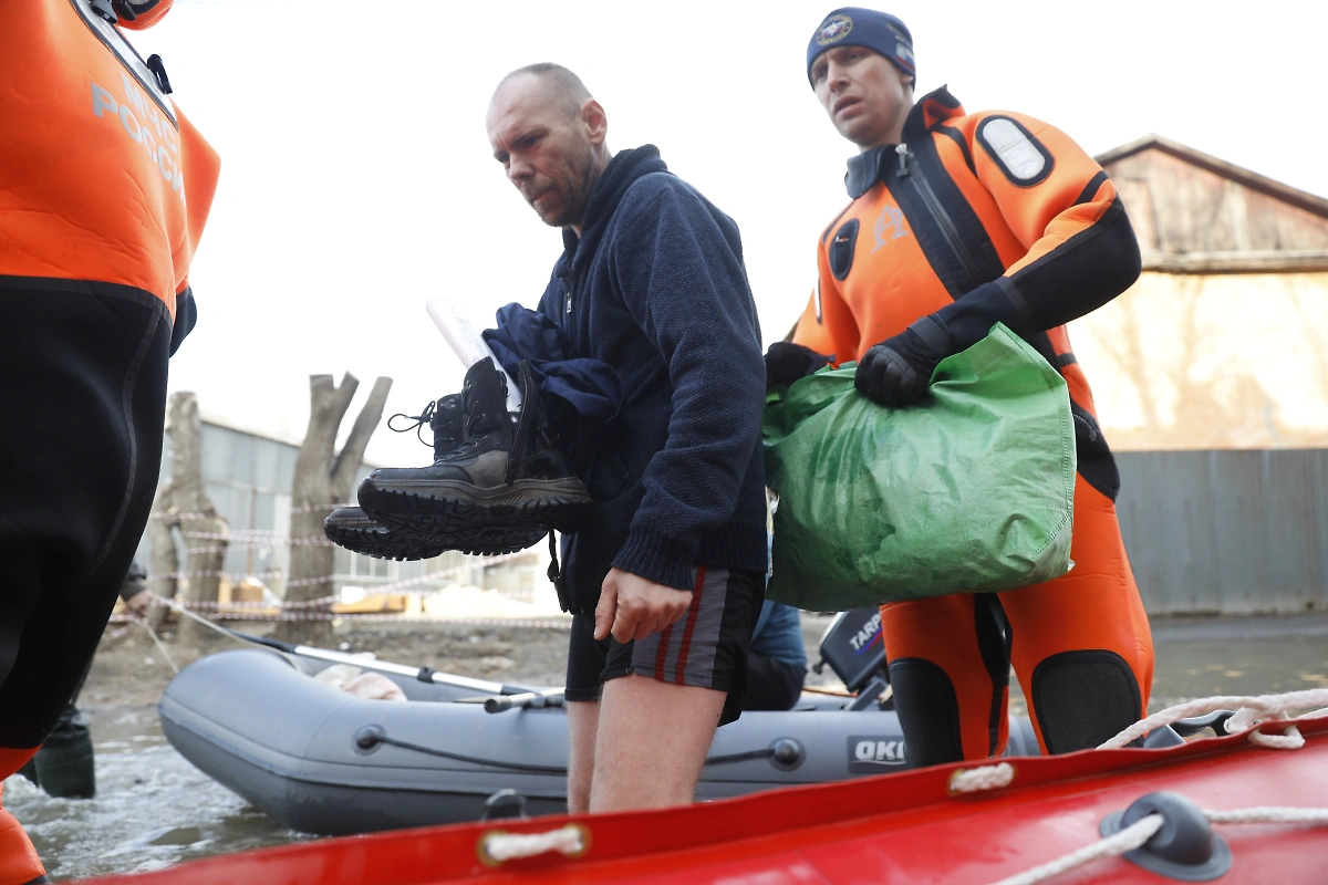 Спасатели эвакуируют население оренбургского Орска, пострадавшее от паводка. Обложка © Life.ru / Андрей Тишин