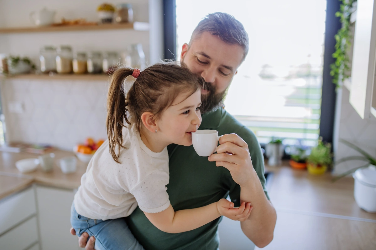 Родителям рассказали, чем опасен кофе для маленьких детей. Обложка © Shutterstock / FOTODOM