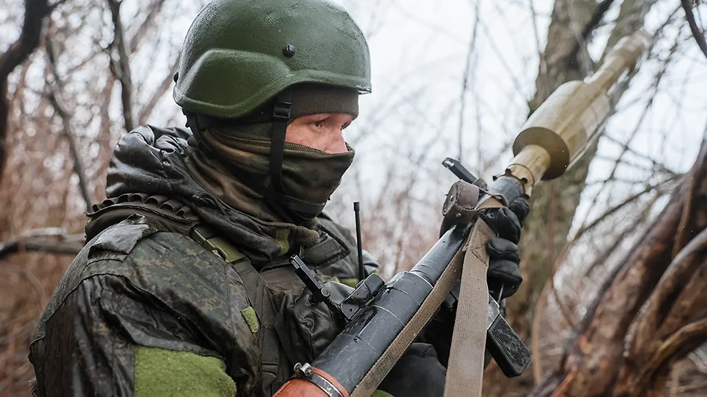 Российский военный в зоне СВО. Обложка © ТАСС / Дмитрий Ягодкин