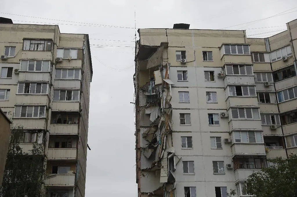 Последствия обрушения дома в Белгороде после удара ВСУ. Обложка © Life.ru / Андрей Тишин