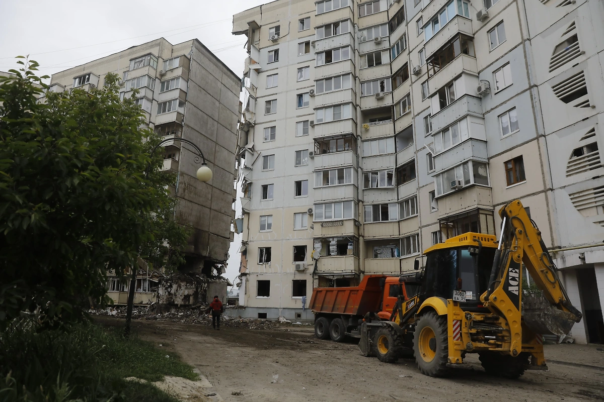 Последствия обрушения подъезда жилого дома в Белгороде из-за атаки ВСУ. Обложка © Life.ru / Андрей Тишин