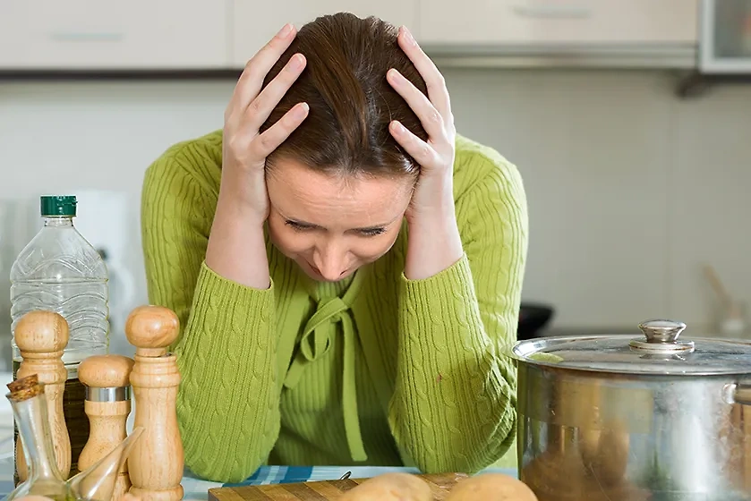 Сравнение кулинарных навыков дамы с мамиными — некрасивый комплимент девушке. Не все готовы соревноваться с вашей родительницей в приготовлении пищи. Фото © Shutterstock / FOTODOM