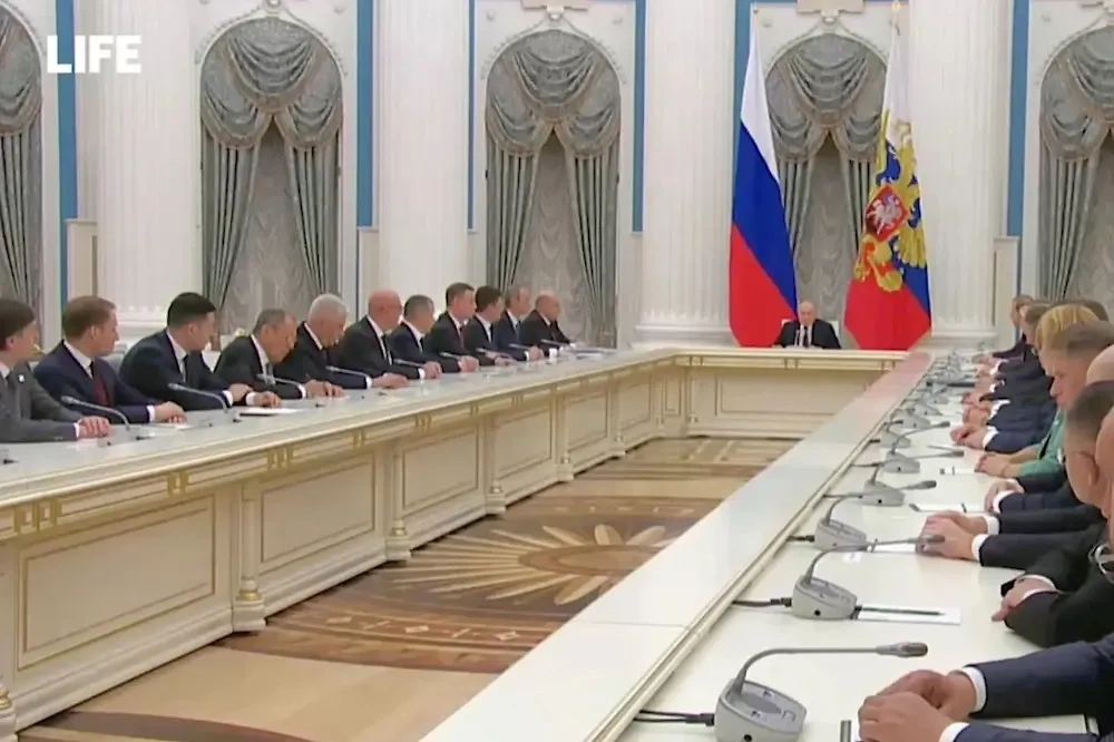 Путин на совещании с новым кабмином поручил оперативно сформировать команду в министерствах и ведомствах. Обложка © Life.ru