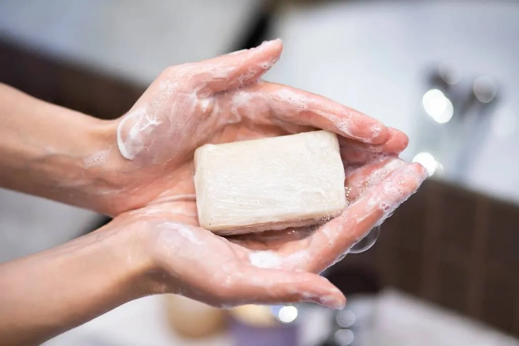 Мыть руки следует не менее 30 секунд. Обложка © Shutterstock / FOTODOM