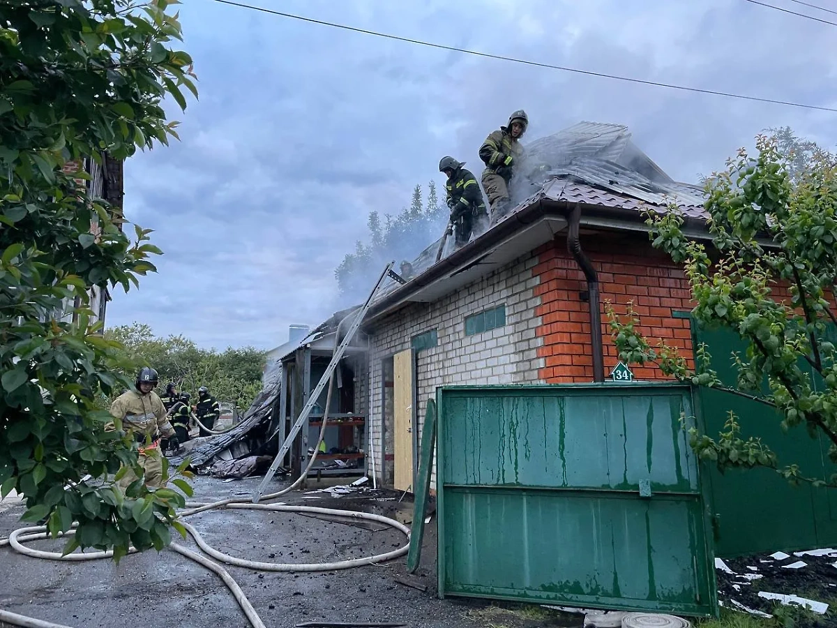 В белгородском посёлке Дубовое в результате прямого попадания снаряда ВСУ загорелся частный жилой дом. Обложка © Telegram / Настоящий Гладков