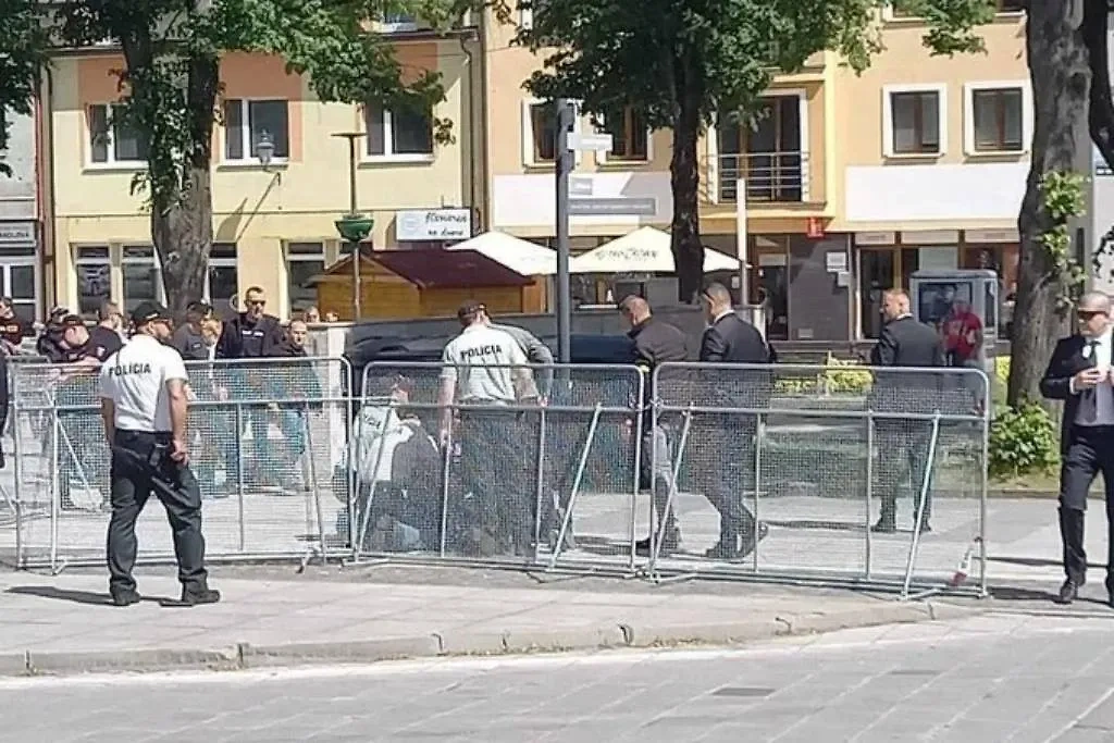 Полицейские на месте покушения на премьера Словакии Роберта Фицо. Фото © X (Twitter) / TheMaineWire