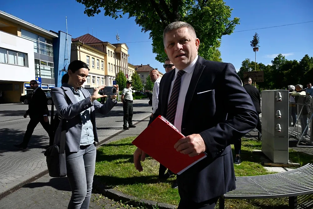 Роберт Фицо в городе Гандлова незадолго до покушения. Обложка © TACC / AP / Radovan Stoklasa