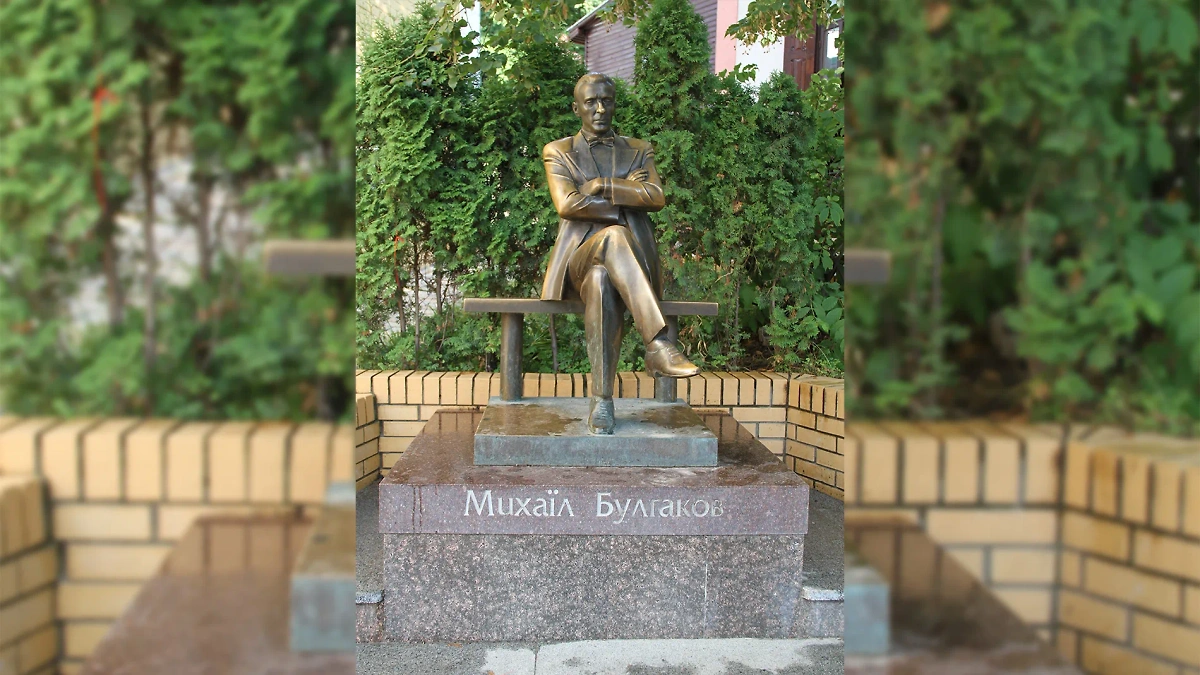 Памятник Михаилу Булгакову в Киеве. Фото © Wikipedia / Олег Юнаков