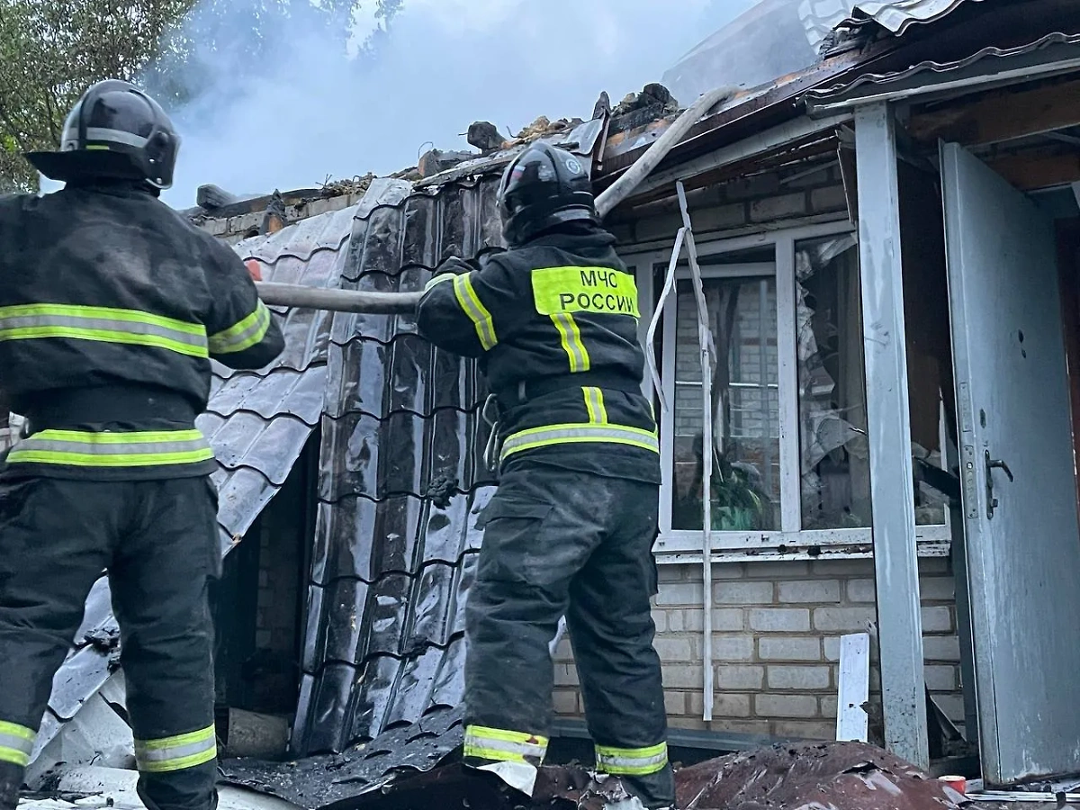 В белгородском посёлке Дубовое в результате прямого попадания снаряда ВСУ загорелся частный жилой дом. Обложка © Telegram / Настоящий Гладков