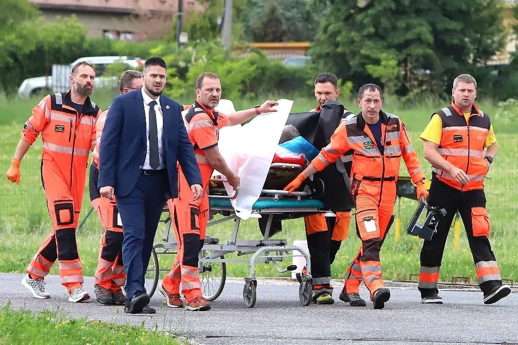 Транспортировка раненого премьер-министра Словакии Роберта Фицо в больницу. Фото © TASS / AP 