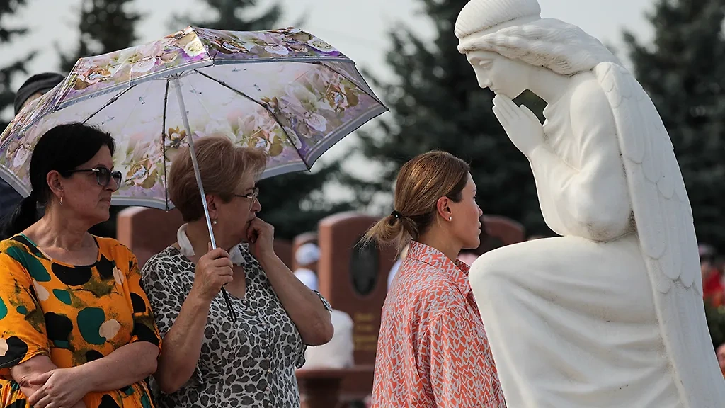 Список запрещённых действий для христиан на кладбище. Фото © ТАСС / Елена Афонина