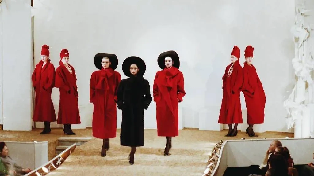 В СССР была мода на яркие пальто. В 2024 году ничего не поменялось. Фото © ТАСС / Владимир Яцина