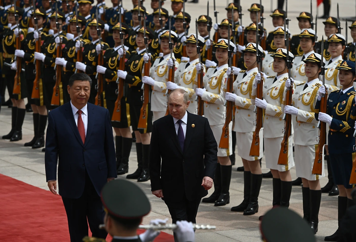 Путин и Си Цзиньпин на площади Тяньаньмэнь 16 мая 2024 года. Фото © Life.ru / Павел Баранов 