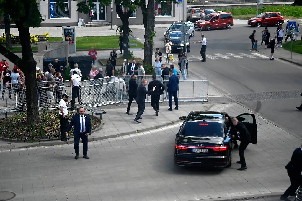 Момент покушения на премьер-министра Словакии Роберта Фицо. Фото © ТАСС / AP / Radovan Stoklasa