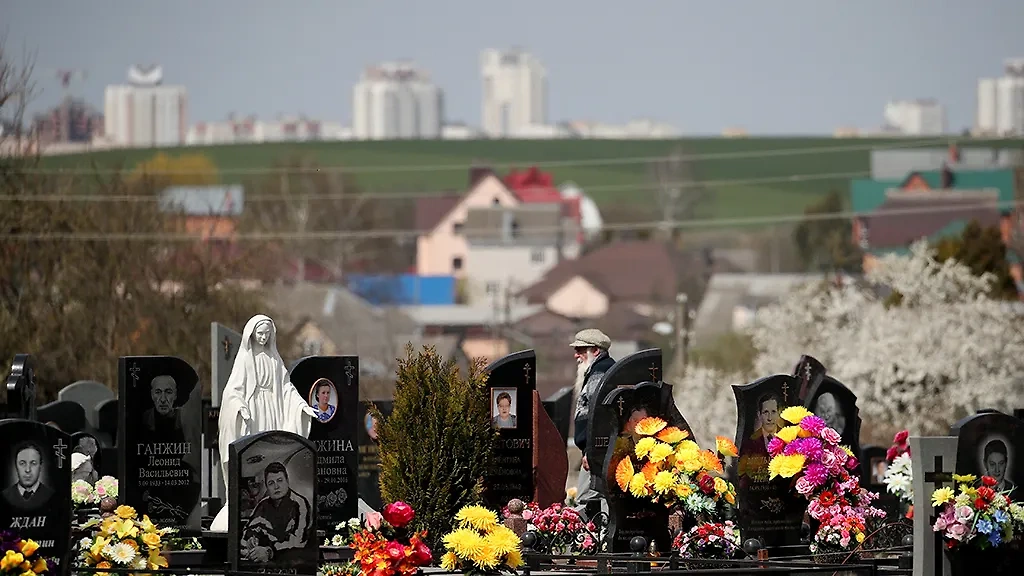 Как правильно вести себя на кладбище: советы для христиан. Фото © ТАСС / EPA / TATYANA ZENKOVICH