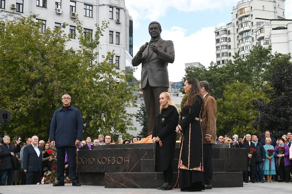 Памятник Иосифу Кобзону в Оружейном переулке. Фото © ТАСС / Максим Григорьев