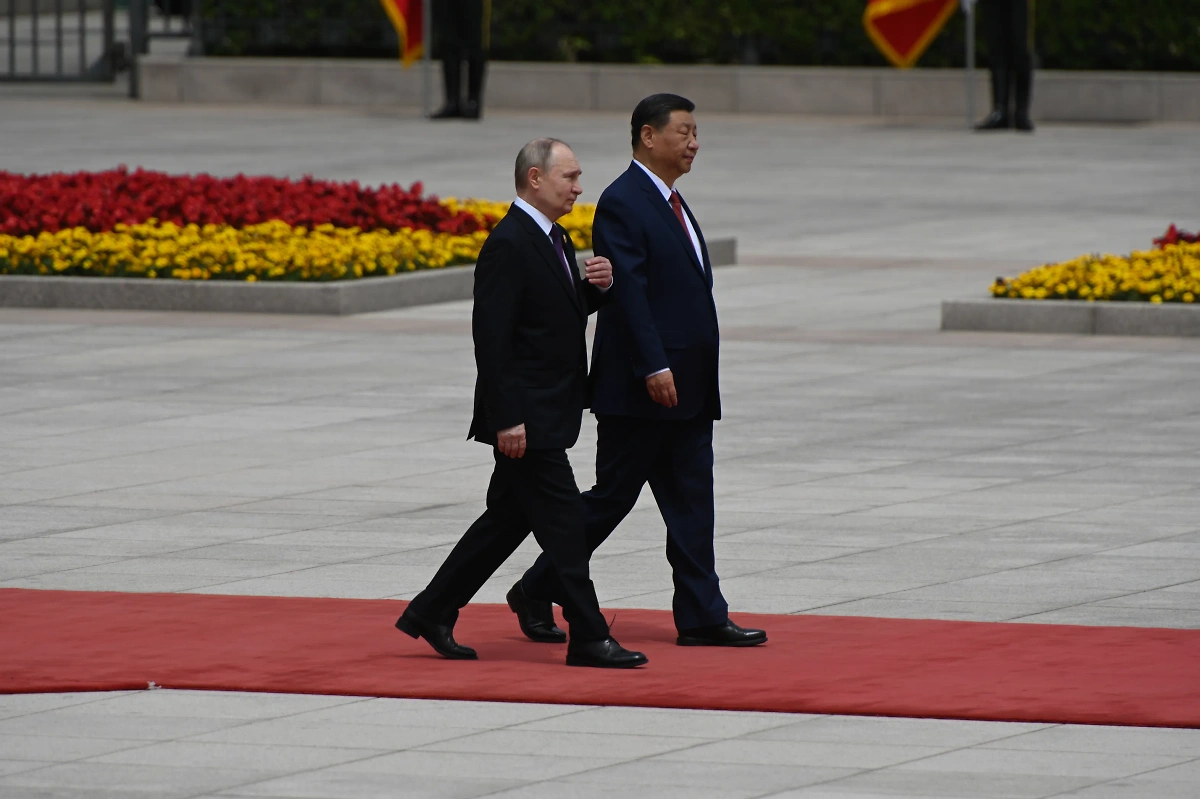 Президента РФ Владимира Путина во время официального визита в Китай встречал лично председатель КНР Си Цзиньпин. Фото © Life.ru / Павел Баранов