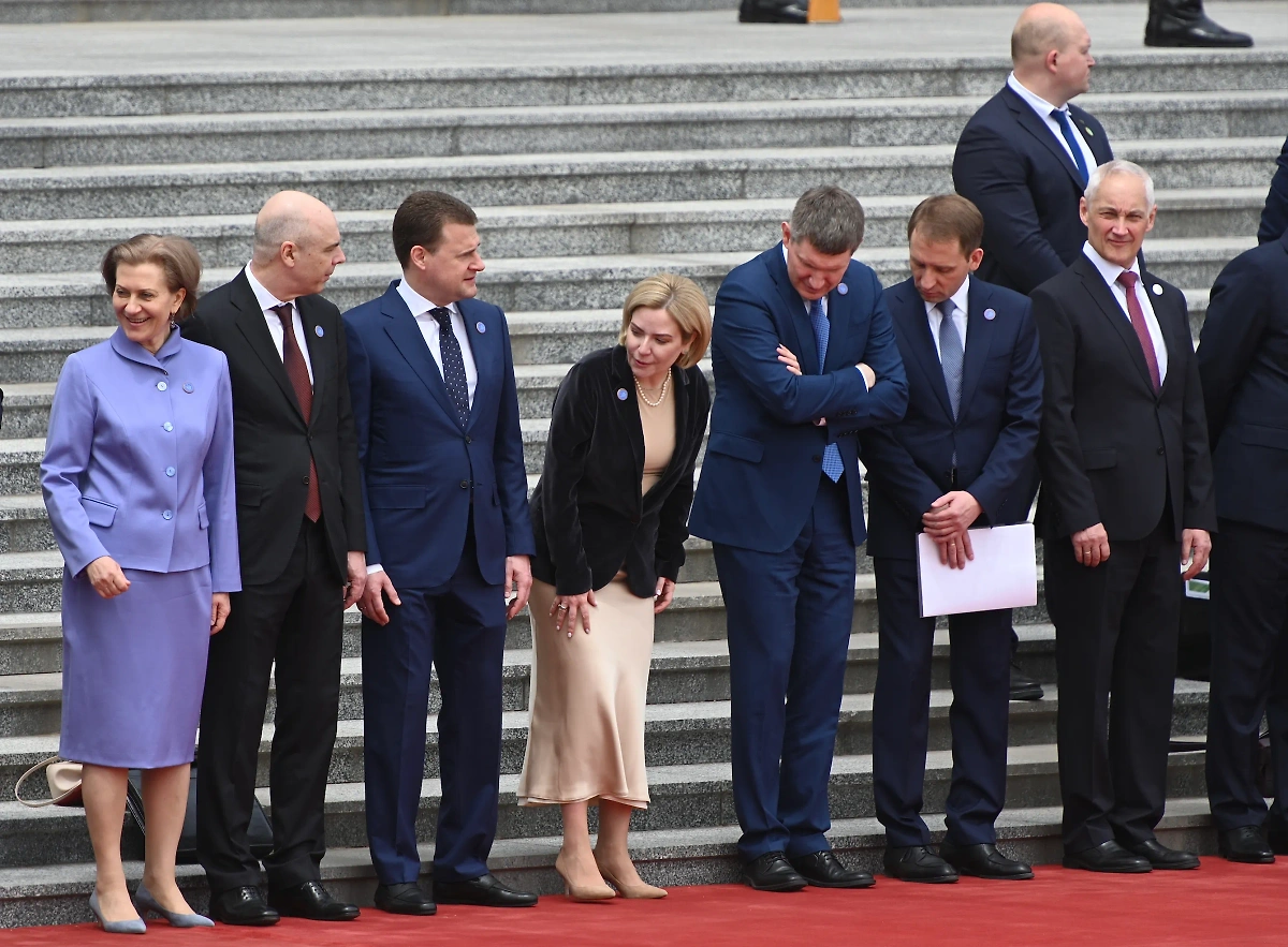 Члены нового Правительства РФ во время визита в Китай. Фото © Life.ru / Павел Баранов