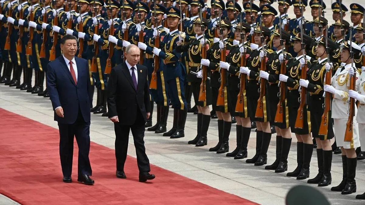 Си Цзиньпин и Владимир Путин в Пекине. Фото © Life.ru.