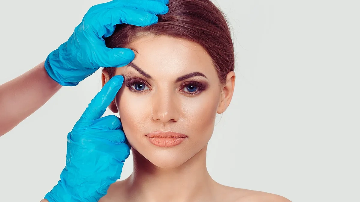 Косметологическая процедура "лисьи глазки" не очень популярна в России. Однако женщины с такой внешностью выглядят весьма странно. Фото © Shutterstock / FOTODOM
