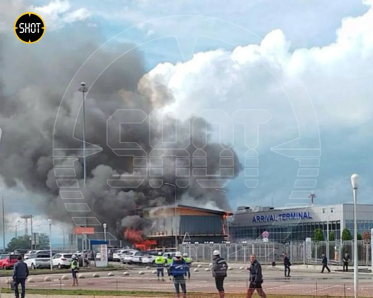 В Минеральных Водах загорелось здание аэропорта. Обложка © SHOT 