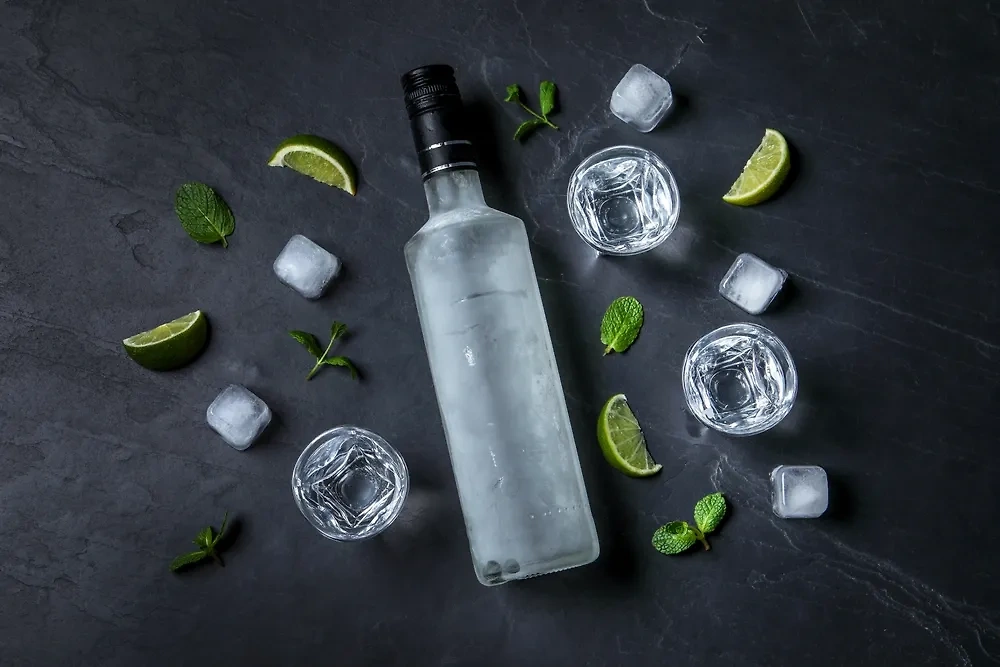 Литр водки, выпитый в течение часа, может стать смертельной дозой. Обложка © Shutterstock / FOTODOM